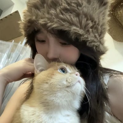 女生出拳
